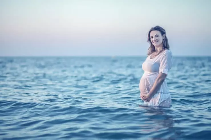 Беременная девушка в море